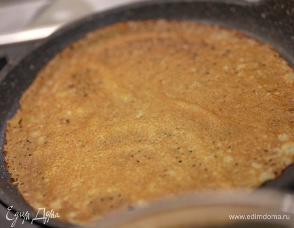 Разогреть блинную сковороду, слегка смазать ее сливочным маслом и пожарить блины.