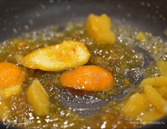 Разогреть в сковороде сливочное масло, выложить цедру апельсина, мякоть с соком, апельсиновый джем и, помешивая, прогреть.