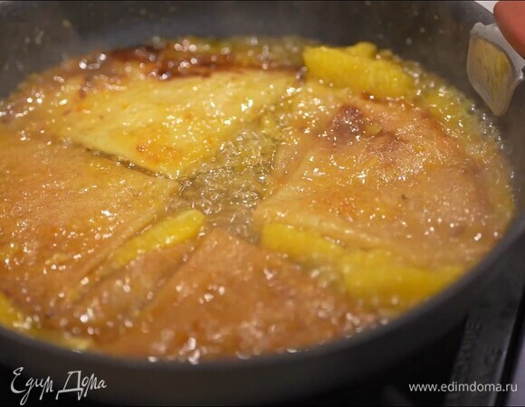 Блины сложить пополам, затем еще раз пополам и выложить в сковороду с апельсиновым соусом, полить сверху ликером и дать алкоголю выпариться, затем обжарить блинчики с двух сторон до появления золотистой корочки.