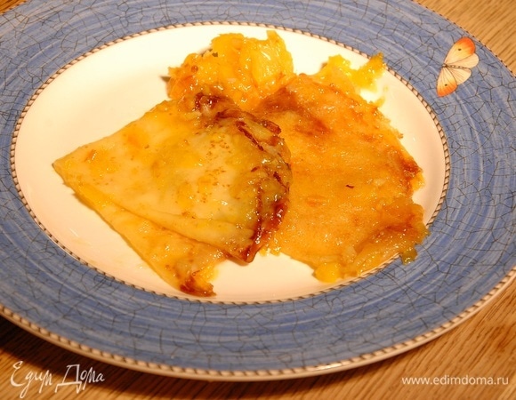 Подавать блинчики, выложив сверху апельсиновый соус.