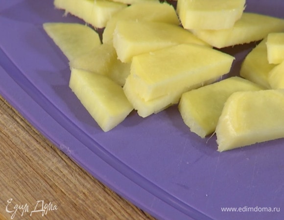 Имбирь почистить и нарезать небольшими кубиками.