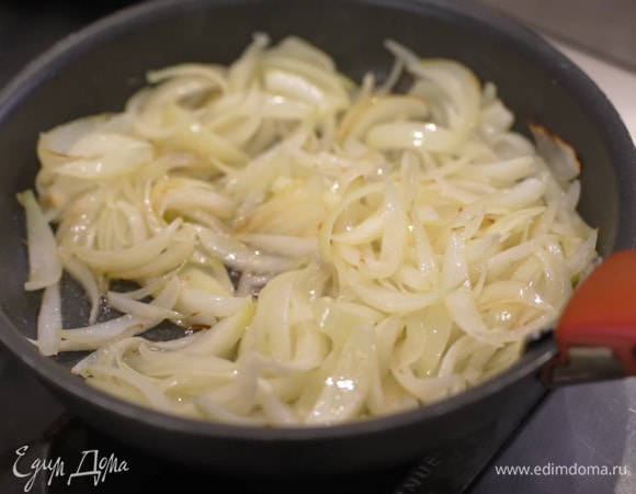 Лук почистить, нарезать крупной соломкой и слегка обжарить на разогретом в сковороде оливковом масле, затем добавить сахар, соль, перемешать и обжаривать до золотистого цвета, влить бальзамический уксус, перемешать и еще немного обжарить.