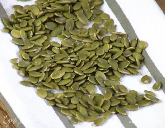 Тыквенные семечки подсушить на разогретой сковороде.