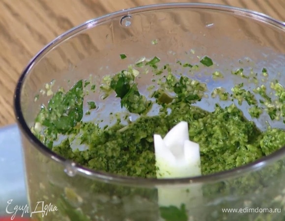 Приготовить соус: чеснок почистить и выложить в чашу блендера, добавить базилик, петрушку и тыквенные семечки, влить оливковое масло и сок лимона, все посолить и взбить.