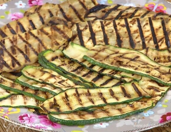 Баклажан и цукини нарезать вдоль тонкими полосками и обжарить на разогретой сковороде-гриль, а затем порезать на небольшие кусочки.