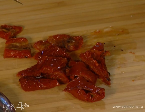 Вяленые помидоры нарезать соломкой.