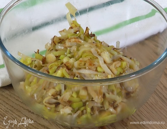 Разогреть в сковороде сливочное и оливковое масло, выложить порей, слегка посолить и, периодически помешивая, обжаривать на маленьком огне 20 минут до золотистого цвета.