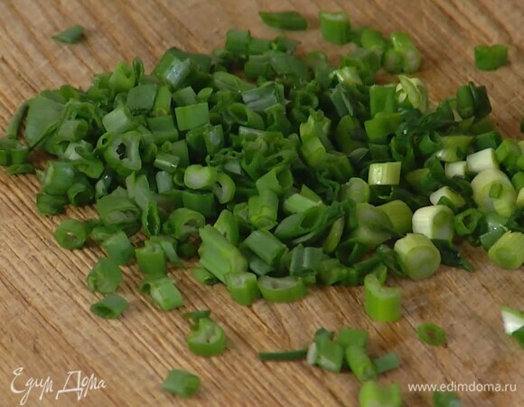 Зеленый лук тонко порезать.