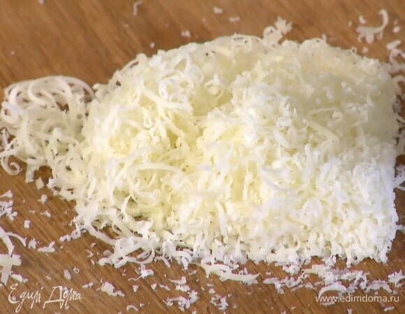 Твердый сыр натереть на мелкой терке.