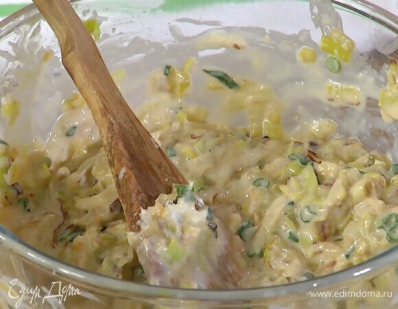 Обжаренный порей выложить в глубокую миску, добавить зеленый лук, яйцо, сливочный и натертый сыр, влить сливки и все перемешать.