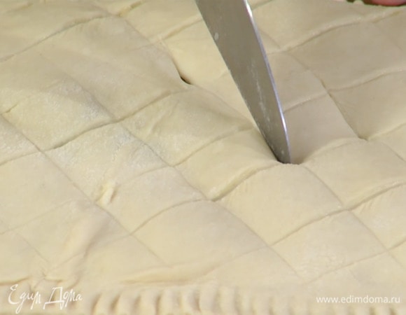 Переложить пирог на противень, выстеленный бумагой для выпечки, кончиком острого ножа сделать диагональные неглубокие надрезы.