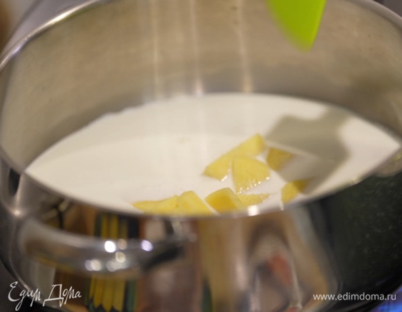 Молоко и 200 мл сливок влить в кастрюлю, добавить имбирь и прогревать на маленьком огне.