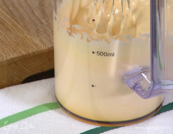 Желтки с сахаром взбивать блендером с насадкой-венчиком, когда масса посветлеет и увеличится в объеме, влить оставшиеся сливки и все еще раз взбить.