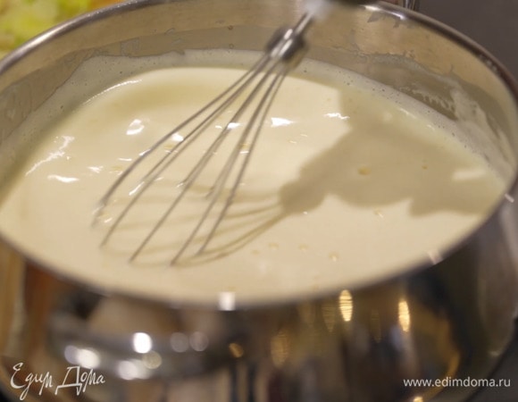 Снять кастрюлю с огня и, непрерывно перемешивая венчиком, влить в молоко желтково-сахарную смесь, затем вернуть на огонь и, помешивая, прогревать, пока масса не загустеет.