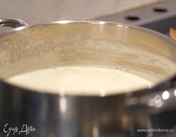 Снять кастрюлю с огня и помешивать еще некоторое время, затем оставить минут на десять при комнатной температуре.