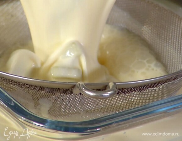 Через сито перелить сливочную массу в стеклянную форму, закрыть крышкой и охлаждать в морозильнике до полного застывания, периодически перемешивая.