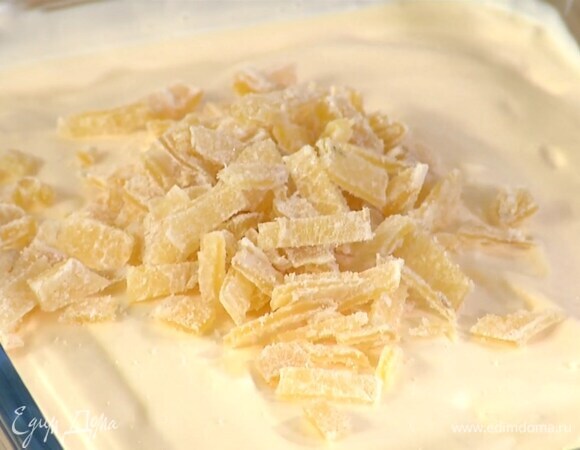 Имбирные цукаты нарезать очень маленькими кусочками, всыпать в застывшее мороженое и перемешать.