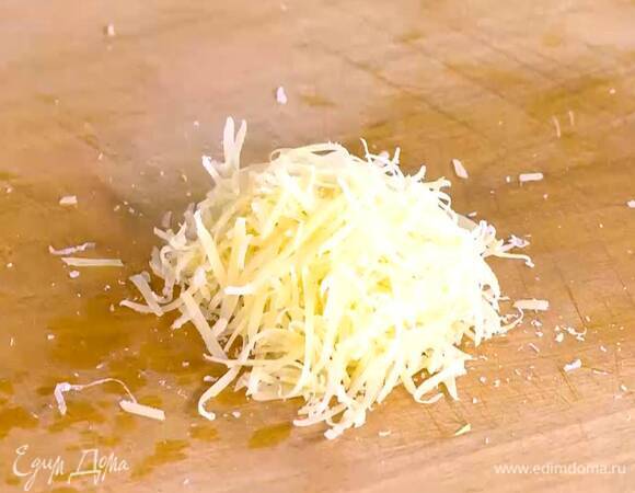 Сыр натереть на мелкой терке.