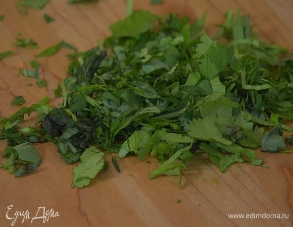Петрушку мелко порубить.