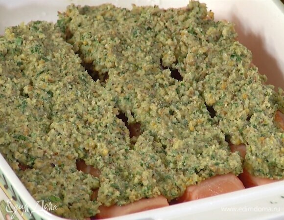 Семгу выложить в жаропрочную керамическую форму, посолить, поперчить и покрыть ореховой массой.