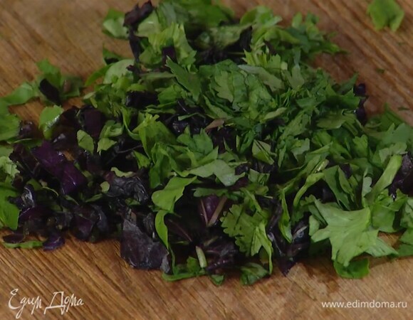 Кинзу и базилик мелко порубить.