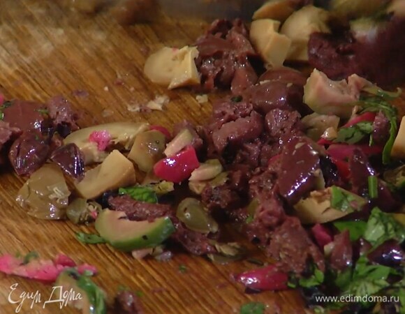 Каперсы и оливки мелко порезать.