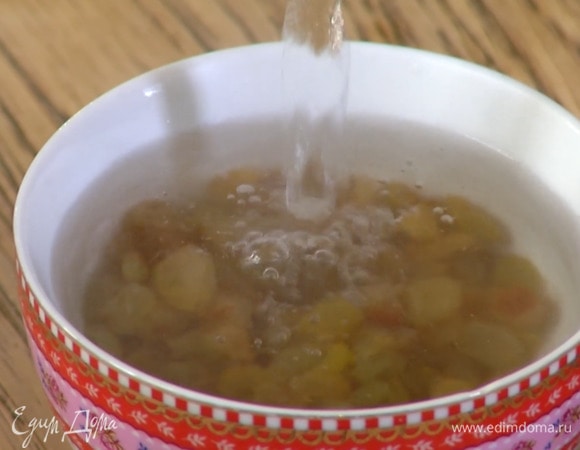 Изюм залить горячей водой и дать постоять, затем, слив воду, промокнуть бумажной салфеткой.