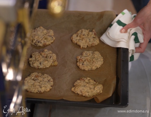 Выпекать в разогретой духовке 12–15 минут.