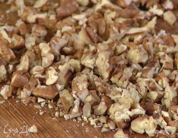 Орехи подсушить на разогретой сковороде, затем немного остудить и порубить ножом.