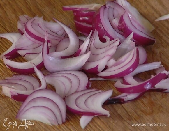Красный лук почистить, нарезать соломкой, залить уксусом и дать постоять, затем уксус слить.