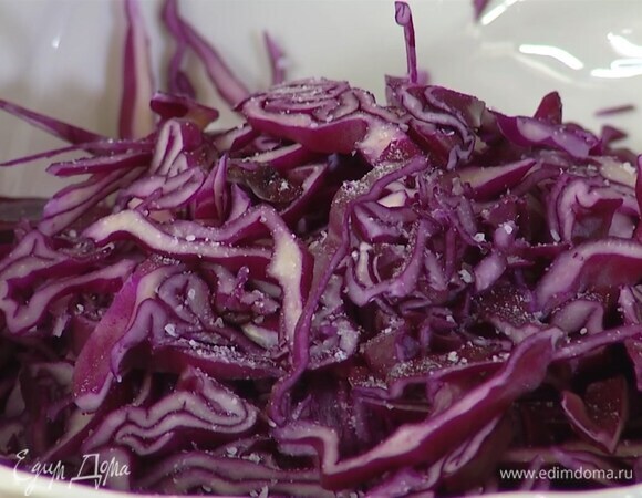 Капусту тонко нашинковать, выложить в глубокий салатник, посолить и помять ее, затем добавить сельдерей и лук, все перемешать.
