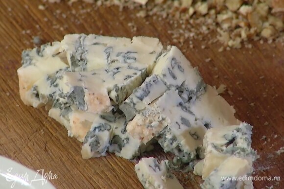 Сыр нарезать маленькими кусочками.