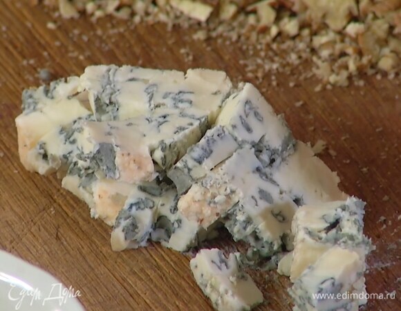 Сыр нарезать маленькими кусочками.
