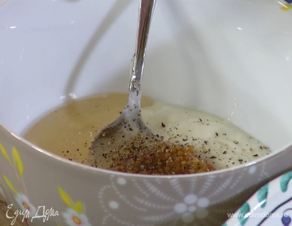 Приготовить заправку: в пиалу выложить йогурт, мед, горчицу и половину голубого сыра, посолить, поперчить и раздавить сыр ложкой, затем все перемешать.