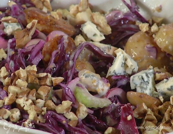 Полить теплую обжаренную картошку в сковороде заправкой и выложить в салат, все перемешать, посыпать оставшимся голубым сыром, орехами и листьями мяты.