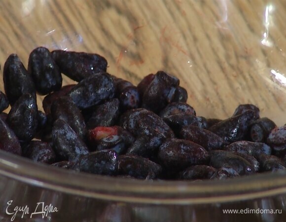 Жимолость предварительно разморозить.