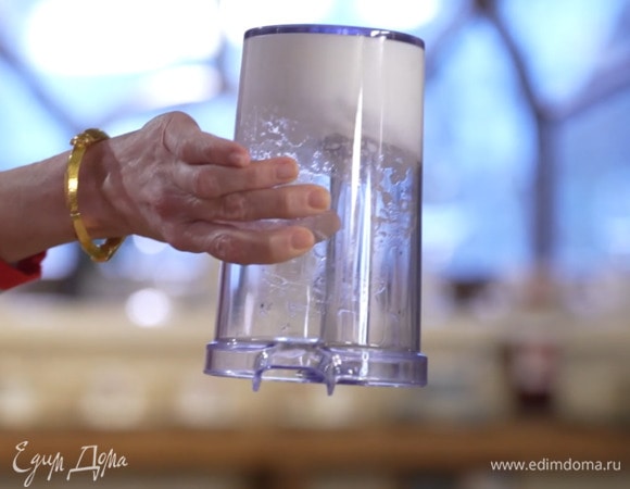 Белки взбить блендером с насадкой-венчиком в плотную пену.