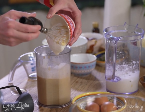 К растительному маслу добавить яйца, сахар, ванильный экстракт и взбить все блендером с насадкой-венчиком, так чтобы сахар растворился, затем добавить сметану и перемешать венчиком.