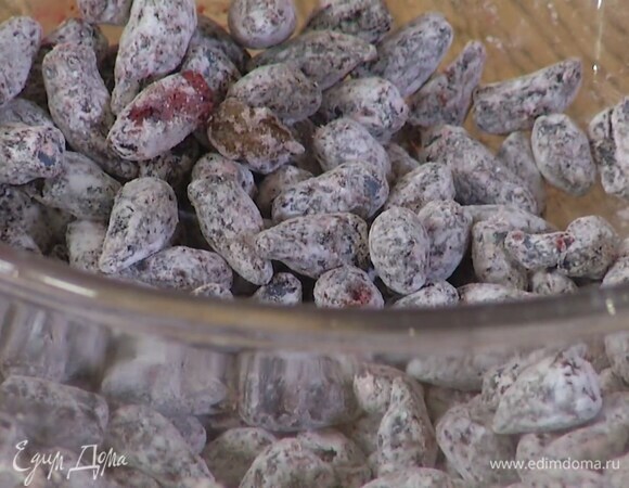 Размороженную жимолость посыпать крахмалом, перемешать, добавить в тесто и вымешать все лопаткой.