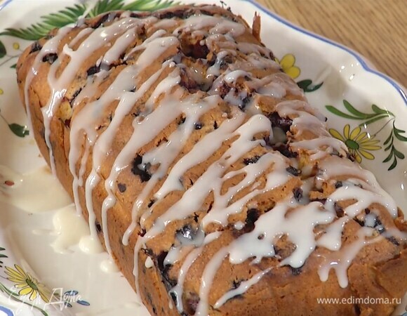 Готовый теплый кекс украсить глазурью.