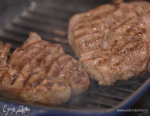 Разогреть в сковороде-гриль оливковое масло и, стряхнув излишки муки, обжарить мясо со всех сторон, а затем переложить в небольшую форму для выпечки, выстеленную фольгой.