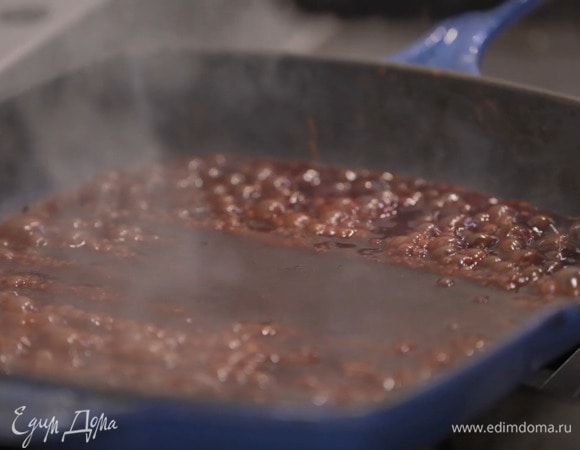 В сковороду, где жарилось мясо, выложить сливочное масло, джем, влить бальзамический уксус, все перемешать и залить получившимся соусом мясо.