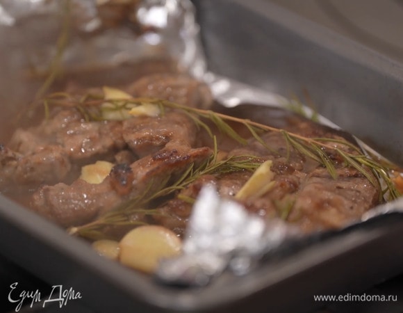 Запекать в разогретой духовке 20–25 минут, затем вынуть и дать мясу отдохнуть, не открывая фольгу.