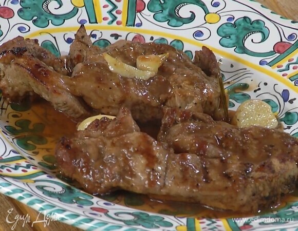 Переложить готовую ягнятину на теплую тарелку и, удалив запеченный розмарин, посыпать свежими листьями розмарина.