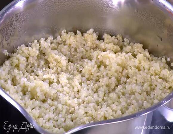 Киноа отварить согласно инструкции на упаковке.