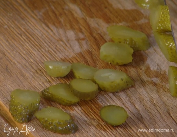 Маринованные огурцы нарезать кружками.