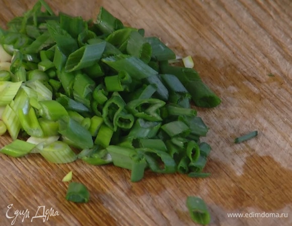 Зеленый лук тонко порезать наискосок.