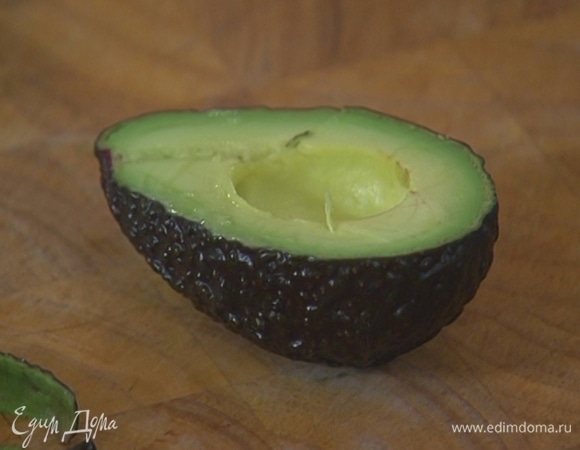 Авокадо почистить и, удалив косточку, ложкой вынуть мякоть.