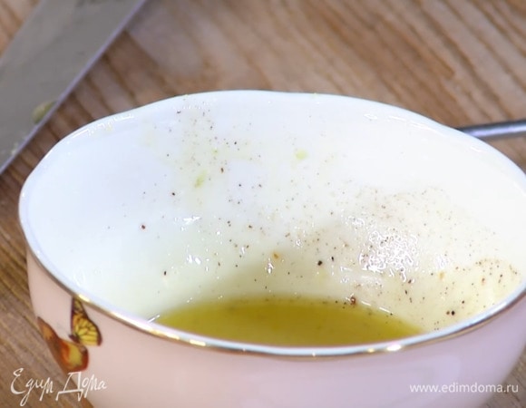 Приготовить заправку: из половинки лимона выжать сок, влить оливковое и амарантовое масло, посолить, поперчить, добавить перец чили и перемешать.