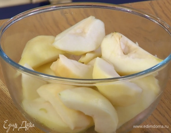 Груши очистить от кожуры, разрезать на 4 части и удалить сердцевину.